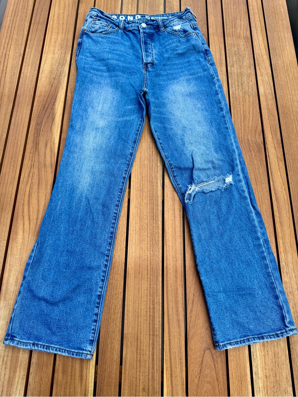 S.O.N.G. 90’s Boyfriend Jeans in Light Blue - Distressed High-Rise Denim